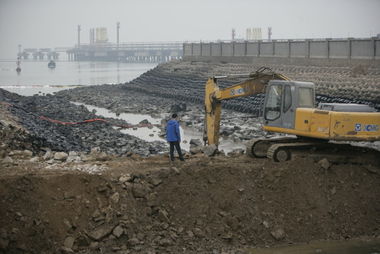 青島化工廠(chǎng)爆炸事故 輸油管線(xiàn)泄漏引發(fā)重大安全警示